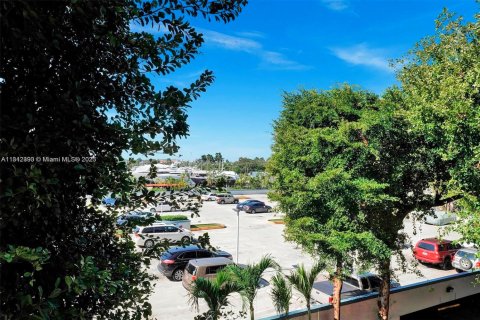 Condo in Miami, Florida, 2 bedrooms  № 1936813 - photo 22