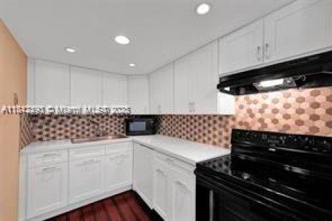 Condo in Miami, Florida, 2 bedrooms  № 1936813 - photo 7