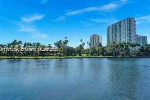 Condo in Miami, Florida, 2 bedrooms  № 1936813 - photo 23