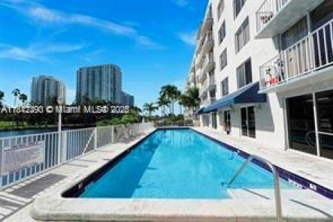 Condo in Miami, Florida, 2 bedrooms  № 1936813 - photo 20