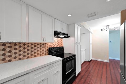 Condo in Miami, Florida, 2 bedrooms  № 1936813 - photo 8