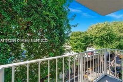 Condo in Miami, Florida, 2 bedrooms  № 1936813 - photo 18