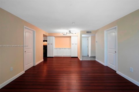 Condo in Miami, Florida, 2 bedrooms  № 1936813 - photo 5