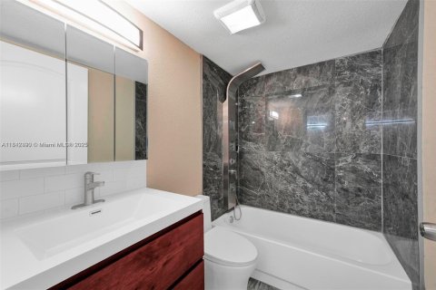 Condo in Miami, Florida, 2 bedrooms  № 1936813 - photo 15