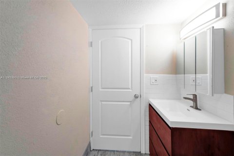 Condo in Miami, Florida, 2 bedrooms  № 1936813 - photo 16