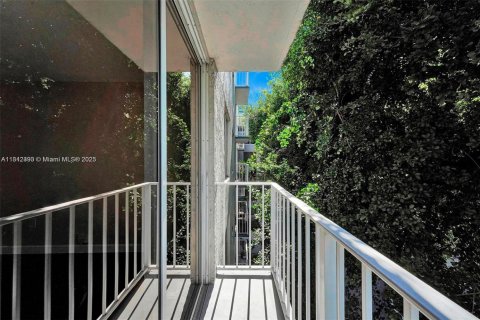 Condo in Miami, Florida, 2 bedrooms  № 1936813 - photo 17