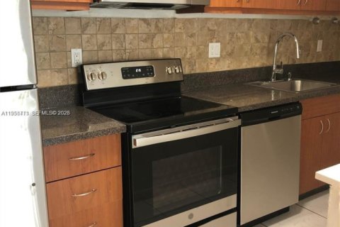 Condominio en alquiler en Doral, Florida, 2 dormitorios, 98.48 m2 № 2018055 - foto 2