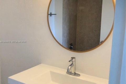 Condominio en alquiler en Doral, Florida, 2 dormitorios, 98.48 m2 № 2018055 - foto 3