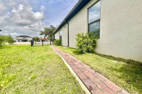 House in BELLALAGO in Kissimmee, Florida 4 bedrooms, 224.82 sq.m. № 1614131 - photo 3