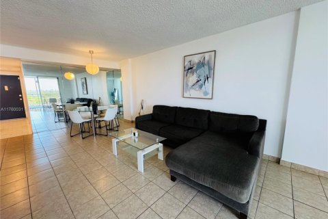 Condo in North Miami Beach, Florida, 2 bedrooms  № 1506160 - photo 10