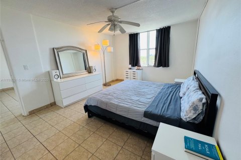 Condo in North Miami Beach, Florida, 2 bedrooms  № 1506160 - photo 19
