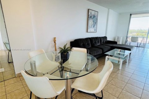 Condo in North Miami Beach, Florida, 2 bedrooms  № 1506160 - photo 16