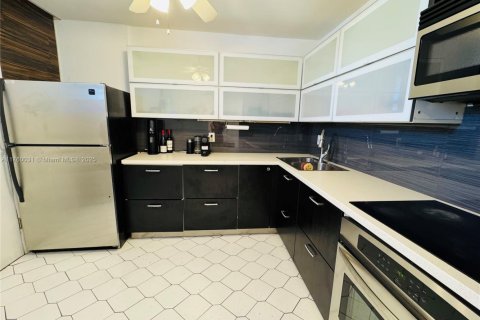 Condo in North Miami Beach, Florida, 2 bedrooms  № 1506160 - photo 8