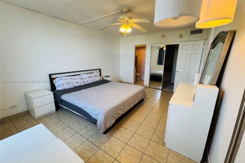 Condo in North Miami Beach, Florida, 2 bedrooms  № 1506160 - photo 17