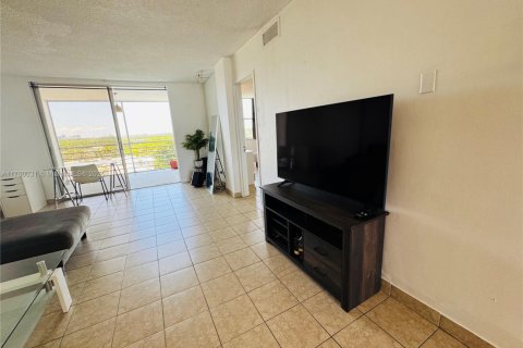 Condo in North Miami Beach, Florida, 2 bedrooms  № 1506160 - photo 12