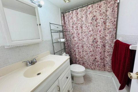 Condo in North Miami Beach, Florida, 2 bedrooms  № 1506160 - photo 22