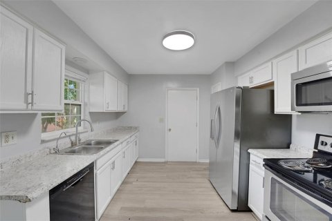 House in Winter Haven, Florida 3 bedrooms, 133.69 sq.m. № 2214293 - photo 7