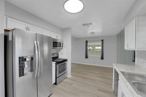 House in Winter Haven, Florida 3 bedrooms, 133.69 sq.m. № 2214293 - photo 8