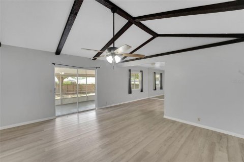 House in Winter Haven, Florida 3 bedrooms, 133.69 sq.m. № 2214293 - photo 6