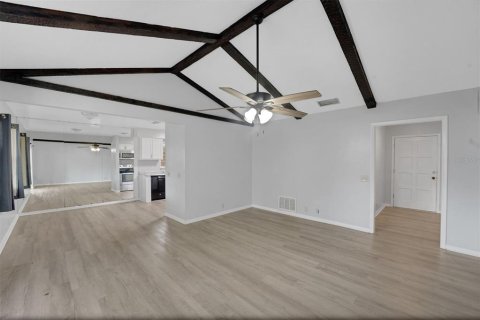 House in Winter Haven, Florida 3 bedrooms, 133.69 sq.m. № 2214293 - photo 5