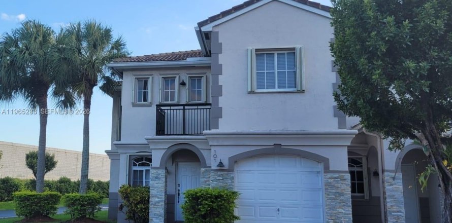 Townhouse in Miami, Florida 3 bedrooms, 172.52 sq.m. № 2027203
