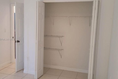 Townhouse in Miami, Florida 3 bedrooms, 172.52 sq.m. № 2027203 - photo 8