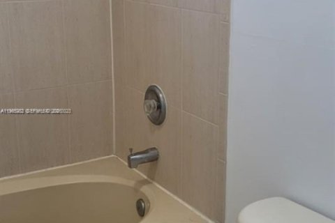 Townhouse in Miami, Florida 3 bedrooms, 172.52 sq.m. № 2027203 - photo 10