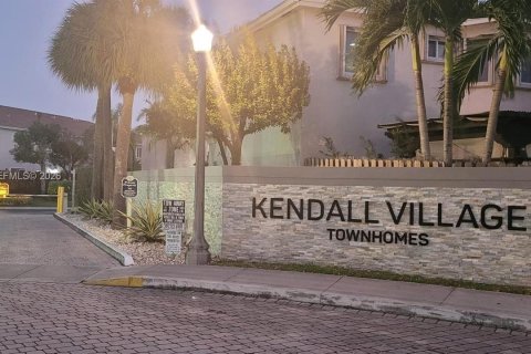 Townhouse in Miami, Florida 3 bedrooms, 172.52 sq.m. № 2027203 - photo 3