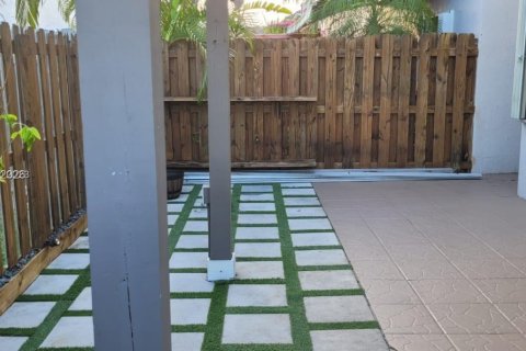 Townhouse in Miami, Florida 3 bedrooms, 172.52 sq.m. № 2027203 - photo 14