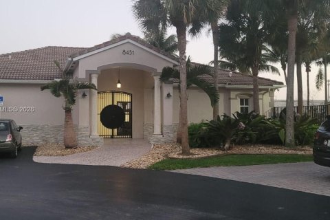 Townhouse in Miami, Florida 3 bedrooms, 172.52 sq.m. № 2027203 - photo 4