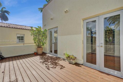 Condo in Miami Beach, Florida, 2 bedrooms  № 1990854 - photo 17