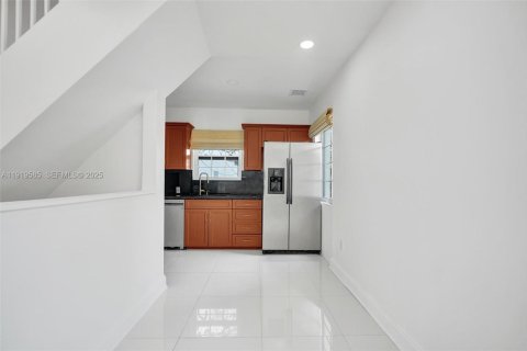 Condo in Miami Beach, Florida, 2 bedrooms  № 1990854 - photo 7