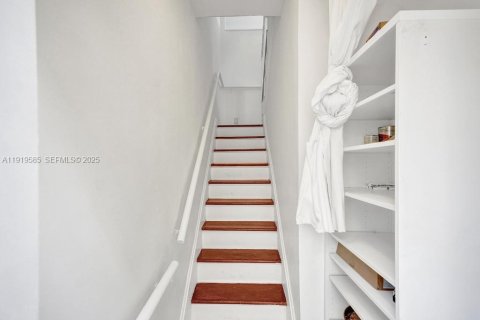 Condo in Miami Beach, Florida, 2 bedrooms  № 1990854 - photo 14