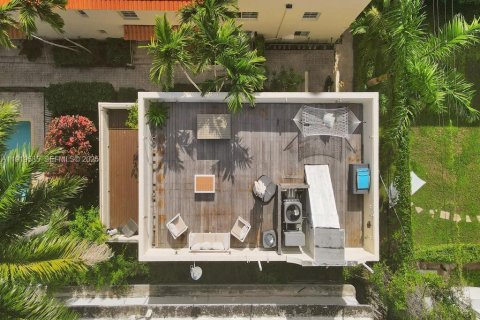 Condo in Miami Beach, Florida, 2 bedrooms  № 1990854 - photo 27