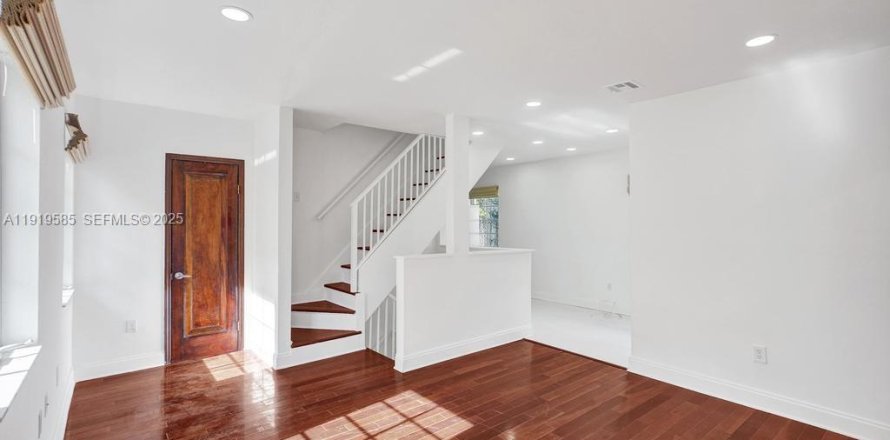 Condo in Miami Beach, Florida, 2 bedrooms  № 1990854