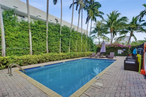 Condo in Miami Beach, Florida, 2 bedrooms  № 1990854 - photo 24