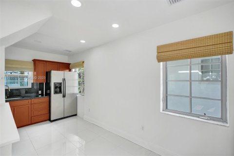 Condo in Miami Beach, Florida, 2 bedrooms  № 1990854 - photo 4