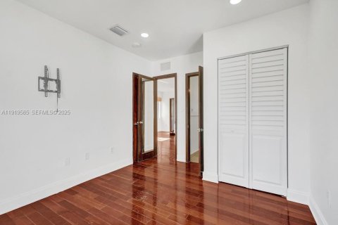 Condo in Miami Beach, Florida, 2 bedrooms  № 1990854 - photo 6