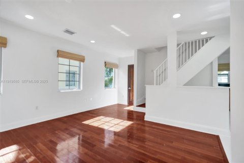 Condo in Miami Beach, Florida, 2 bedrooms  № 1990854 - photo 2