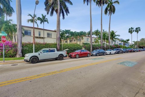 Condo in Miami Beach, Florida, 2 bedrooms  № 1990854 - photo 30