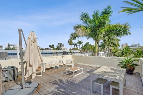 Condo in Miami Beach, Florida, 2 bedrooms  № 1990854 - photo 18