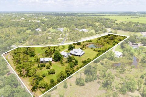 House in Punta Gorda, Florida 4 bedrooms, 303.51 sq.m. № 1797794 - photo 2