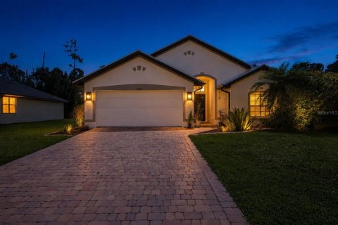 House in Port Charlotte, Florida 3 bedrooms, 175.03 sq.m. № 2322342