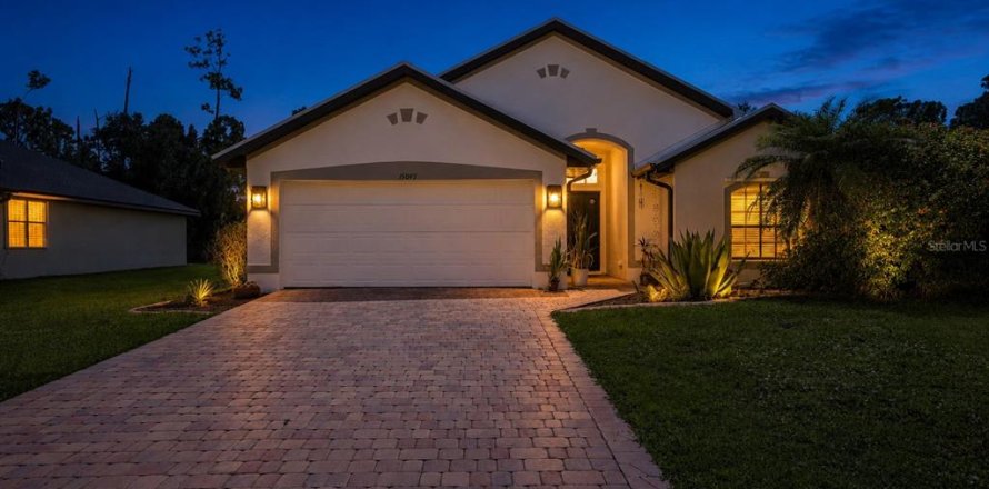 House in Port Charlotte, Florida 3 bedrooms, 175.03 sq.m. № 2322342