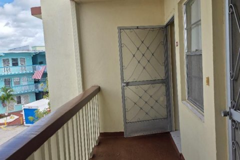 Condo in Miami, Florida, 2 bedrooms  № 1992192 - photo 4