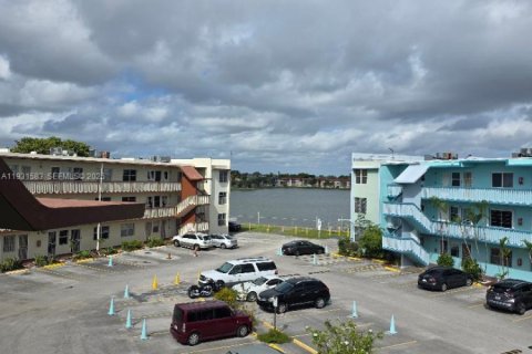 Condo in Miami, Florida, 2 bedrooms  № 1992192 - photo 7