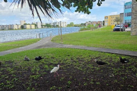 Condo in Miami, Florida, 2 bedrooms  № 1992192 - photo 1