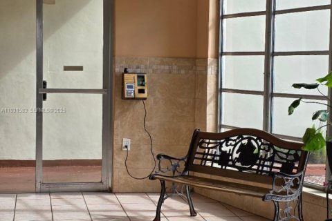 Condo in Miami, Florida, 2 bedrooms  № 1992192 - photo 8