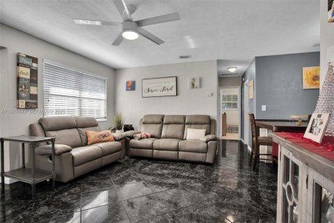 House in Miramar, Florida 2 bedrooms, 96.43 sq.m. № 1993499 - photo 10