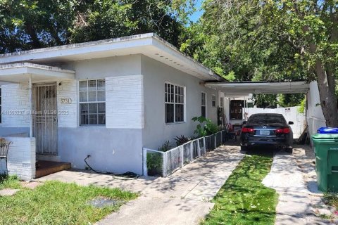 Снять в аренду виллу или дом в Майами, Флорида 2 спальни, 114.83м2, № 1952749 - фото 1